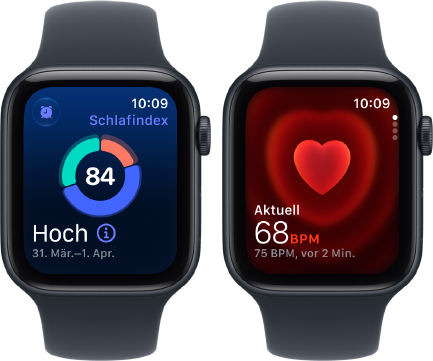 Zwei Apple Watch SE 3 Geräte, beide mit Aluminiumgehäuse, Farbe Mitternacht mit Sportarmband Navyblau, eines zeigt den Schlafindex, eines zeigt die Herzfrequenz App, rechte Seitenansicht, Digital Crown